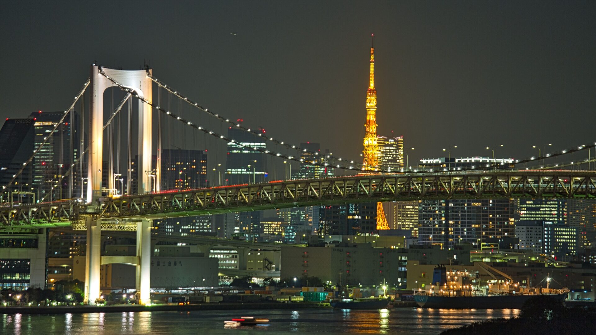 東京、お台場のレインボーブリッジと東京タワーの夜