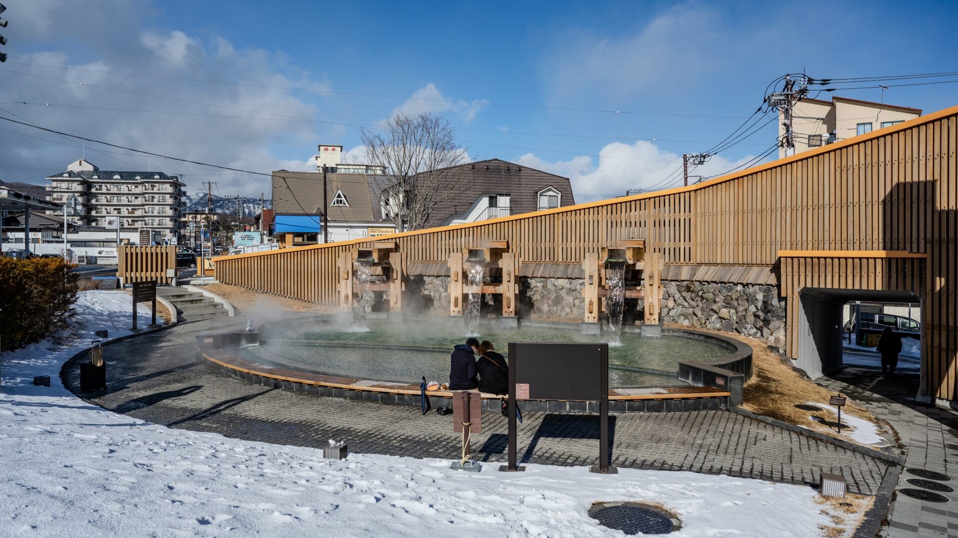 5. 温泉門広場・足湯