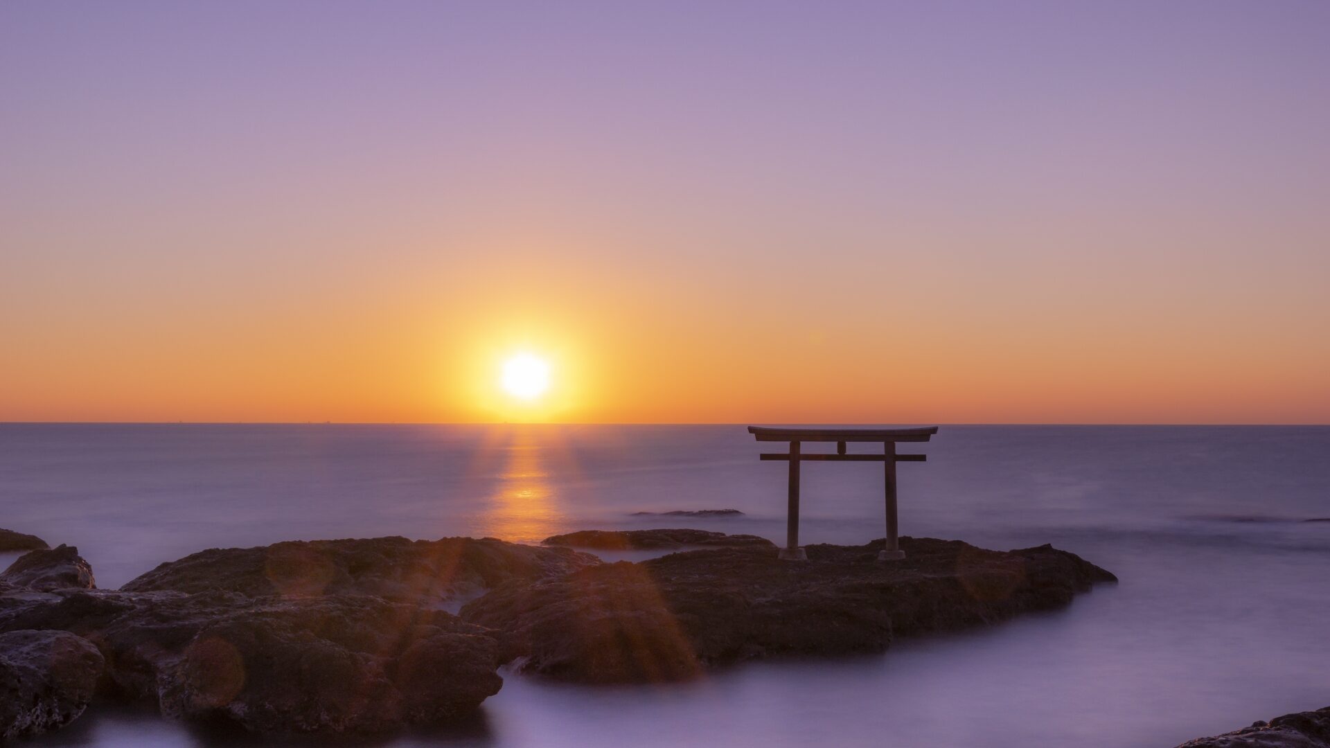 大洗磯の鳥居と日の出