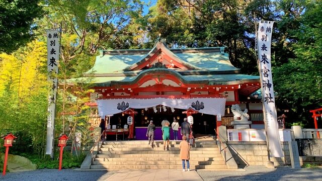 熱海の来宮神社を正面から撮影した写真。参拝客が石段を上がる様子。