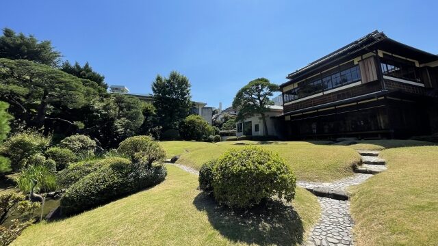 晴天の下に広がる熱海・起雲閣の日本庭園と和風建築