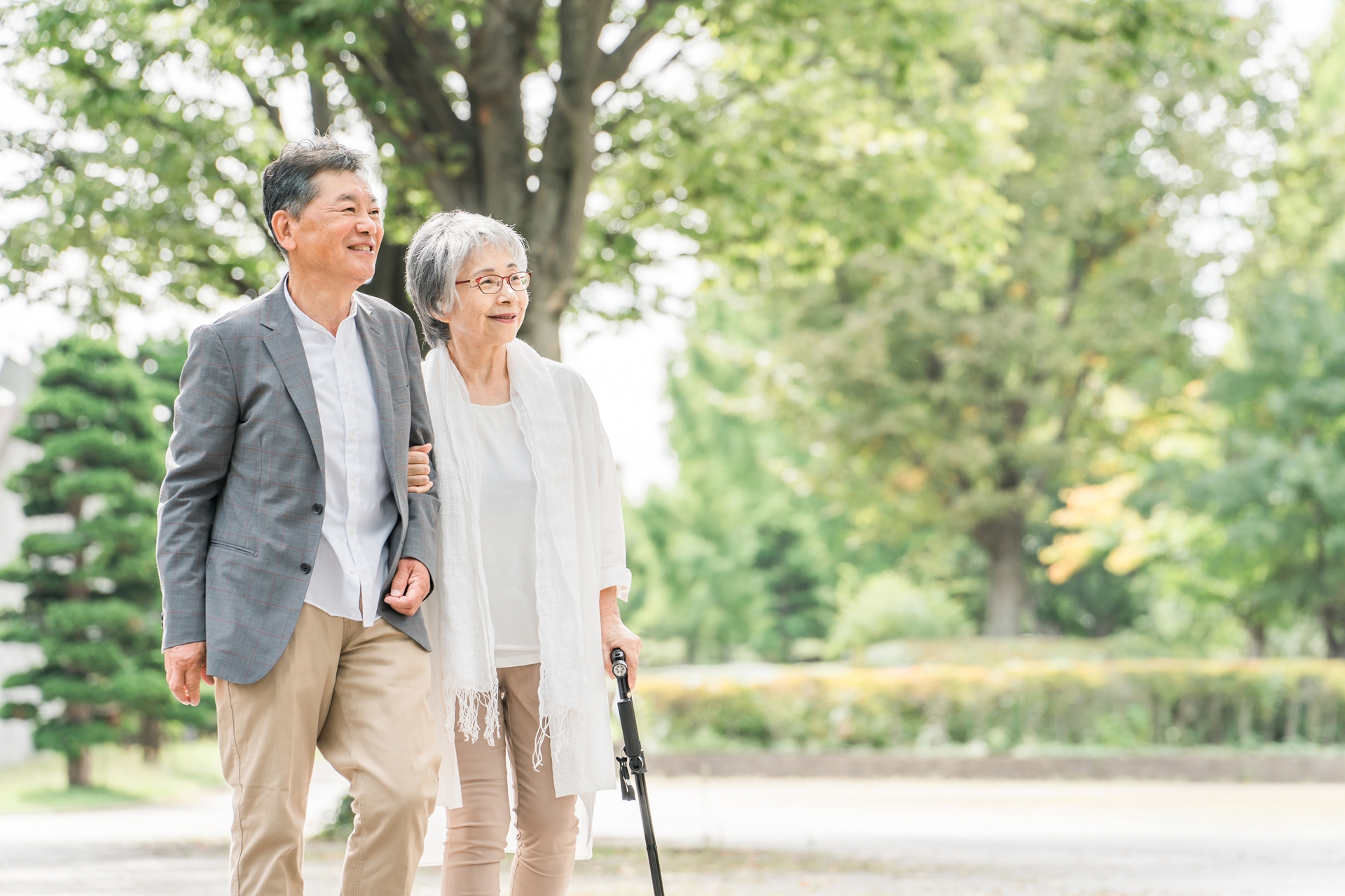 シニア夫婦の歩いてる姿