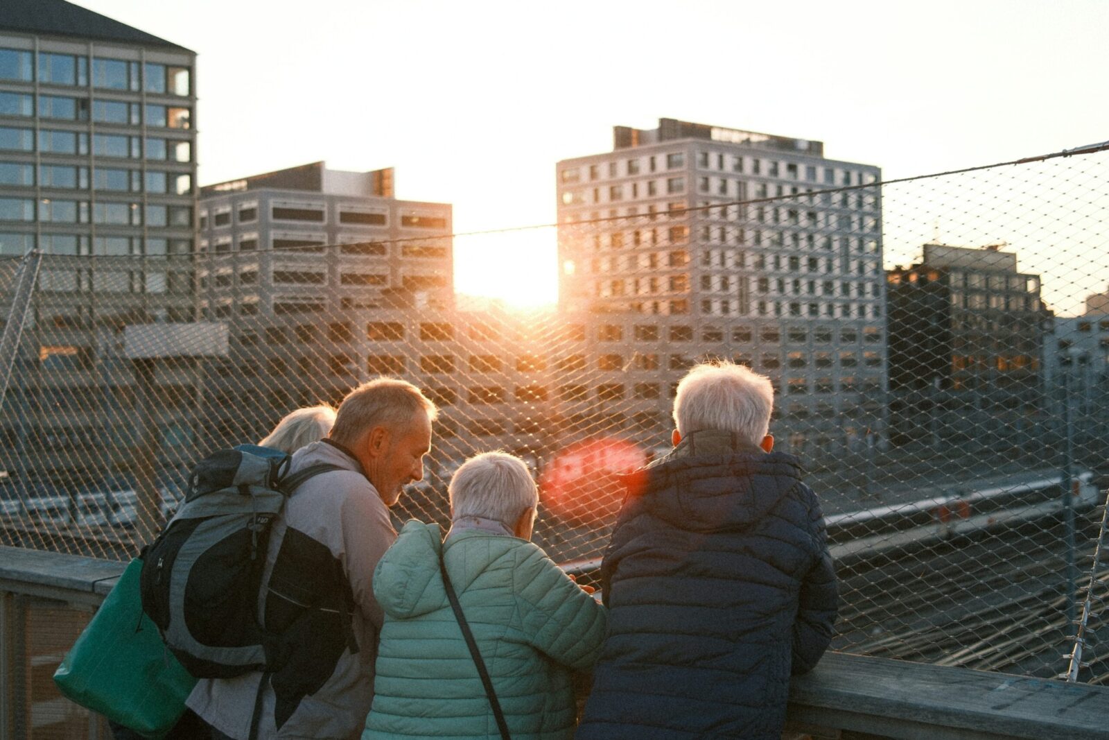 夕陽を眺めるシニア達