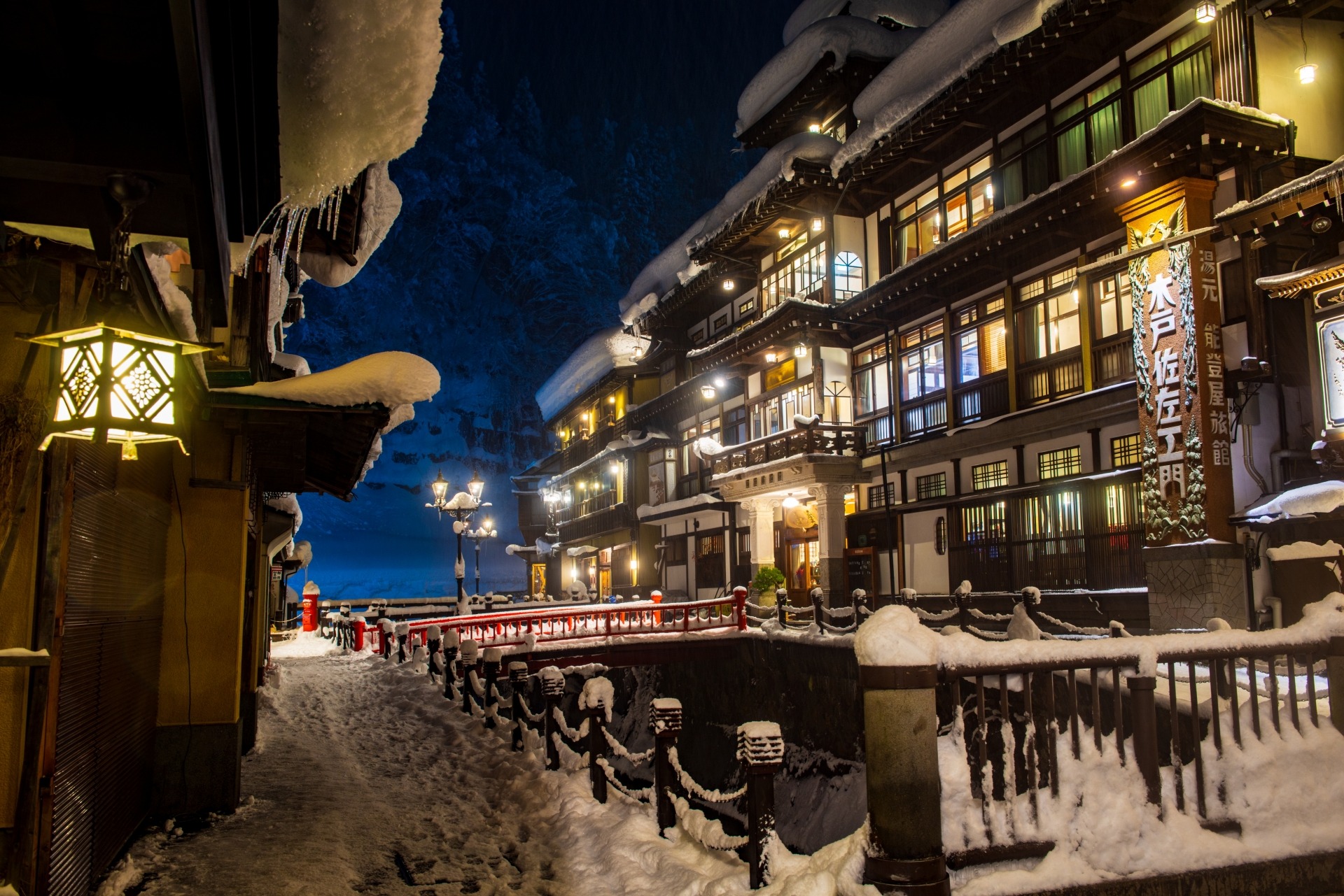 雪景色の温泉街