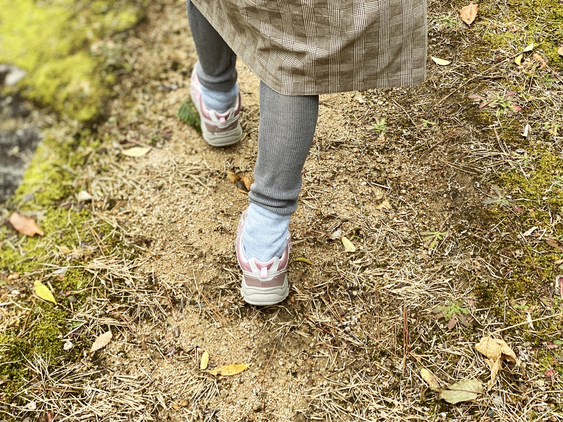 スニーカーを履いて歩く女性