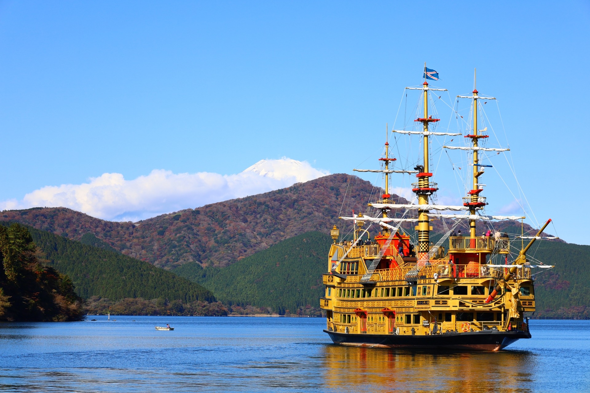 2. 【箱根海賊船】芦ノ湖上の優雅なクルーズ旅