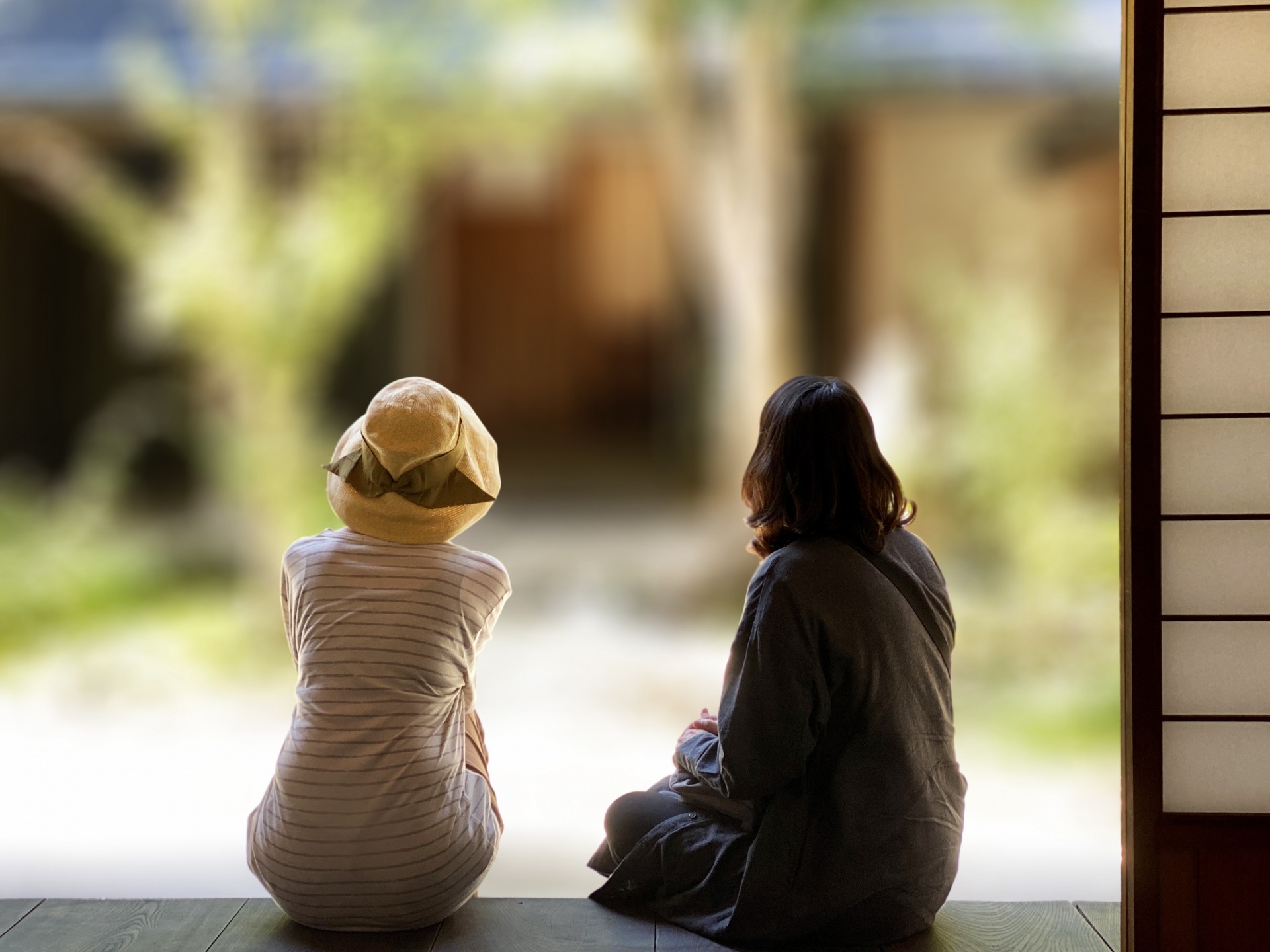 親子が縁側でのんびりしている様子