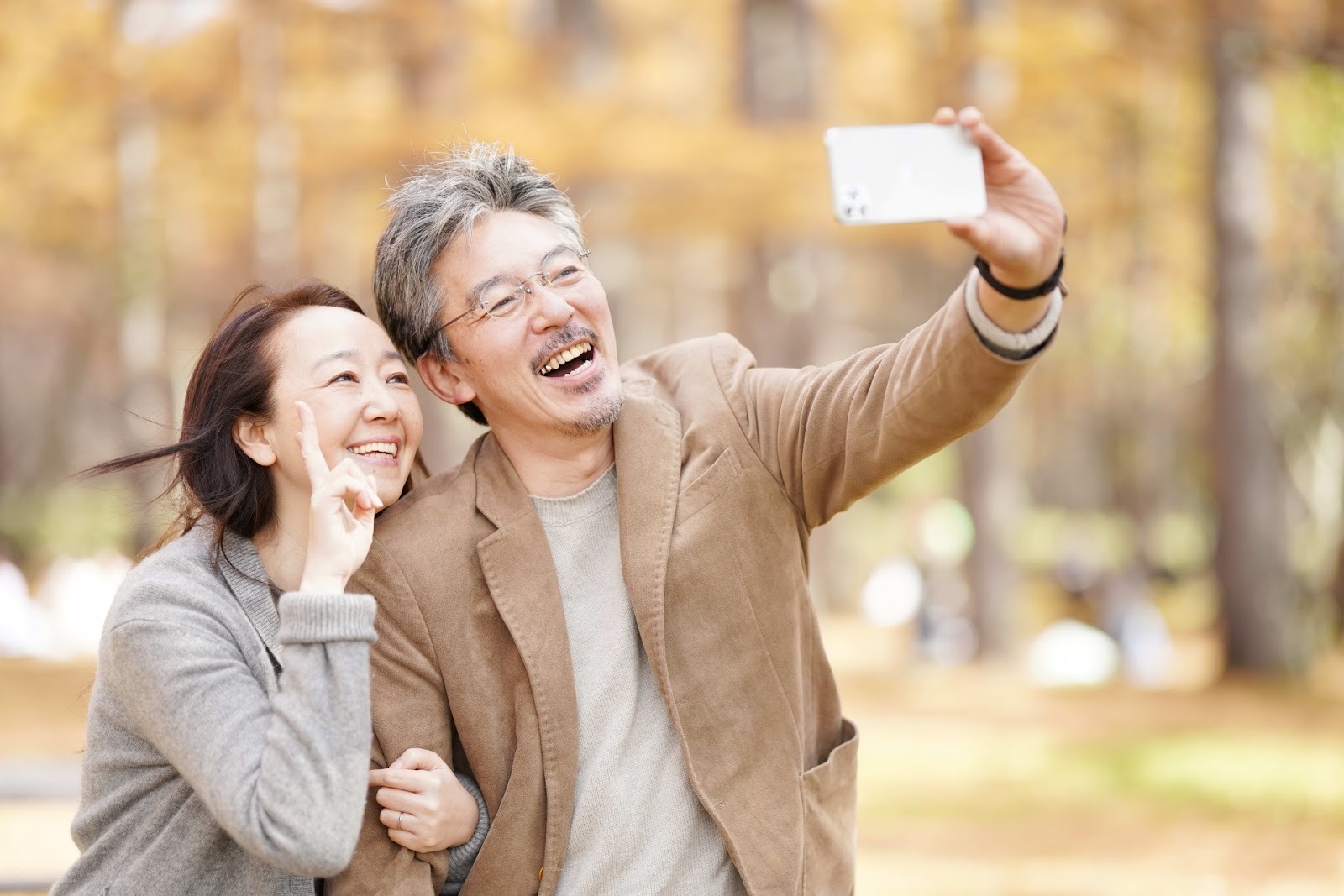 写真を撮るシニア夫婦